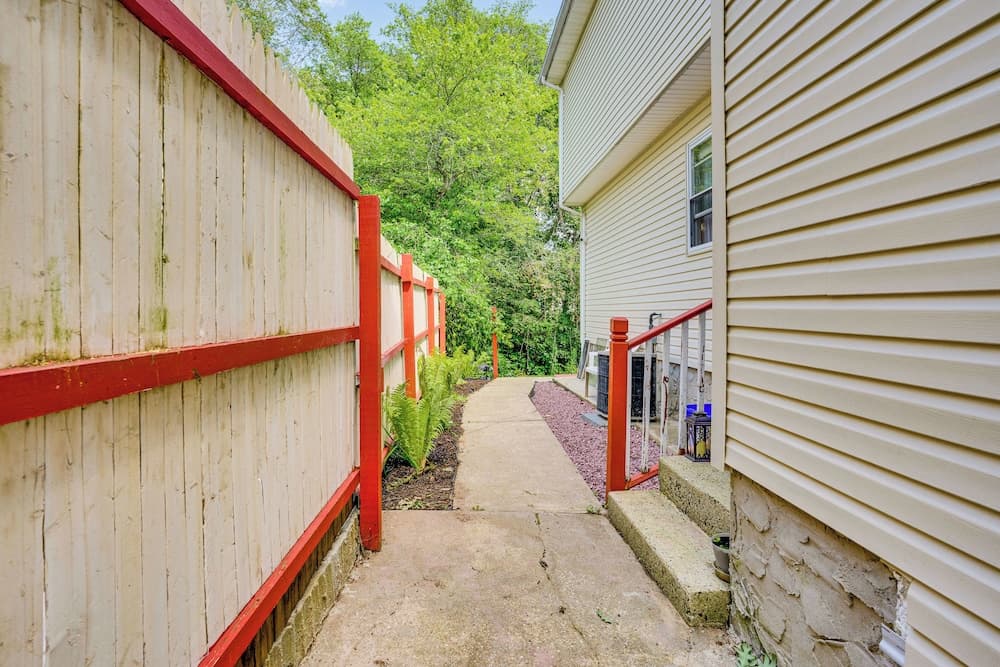 8 Mi to Long Beach: Cozy Apt w/ Fenced Yard!