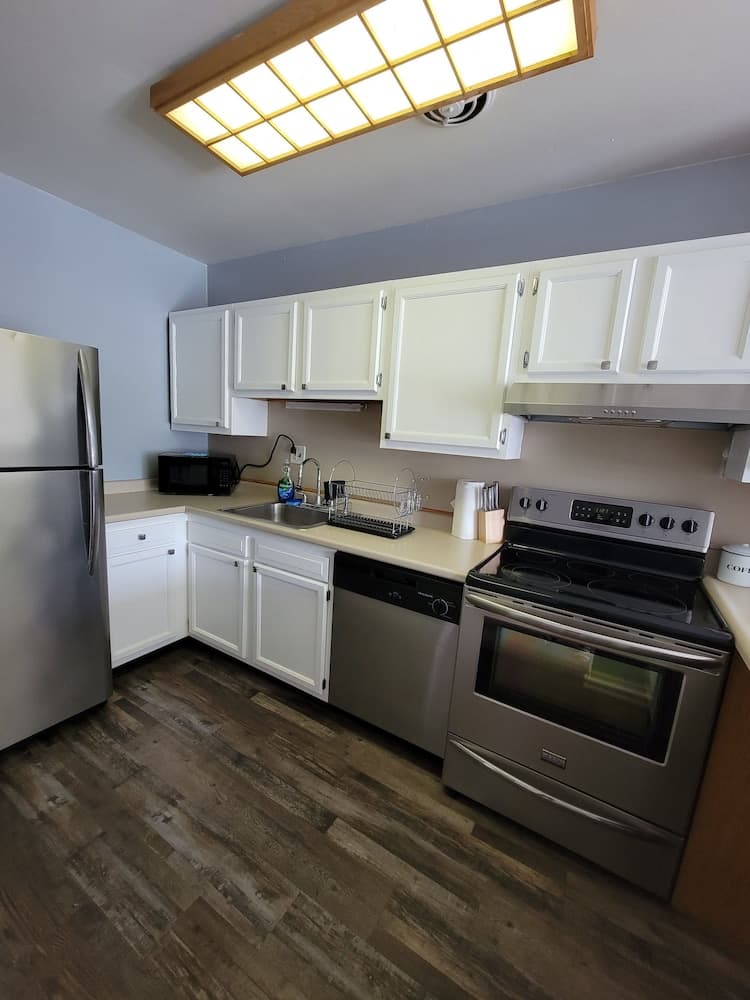 Fully Furnished 1BR Near Mossrehab