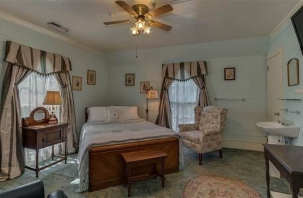 Carrier Houses B&B
