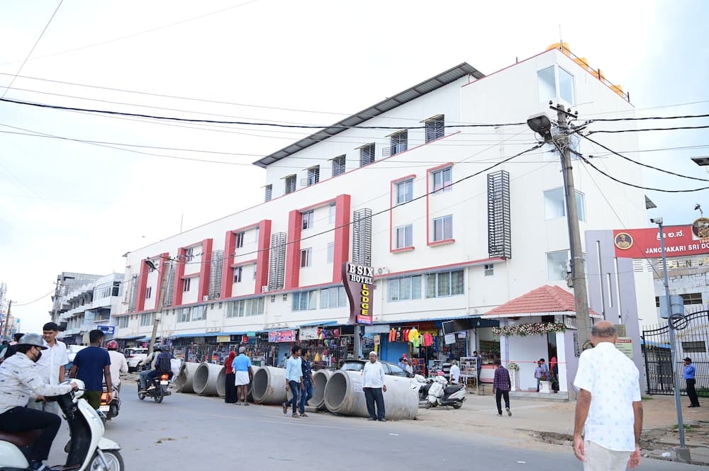 B SIX HOTEL AND LODGE