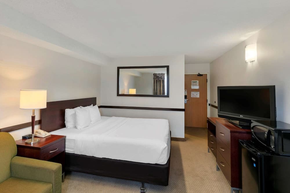 Quality Hotel & Suites Montreal East