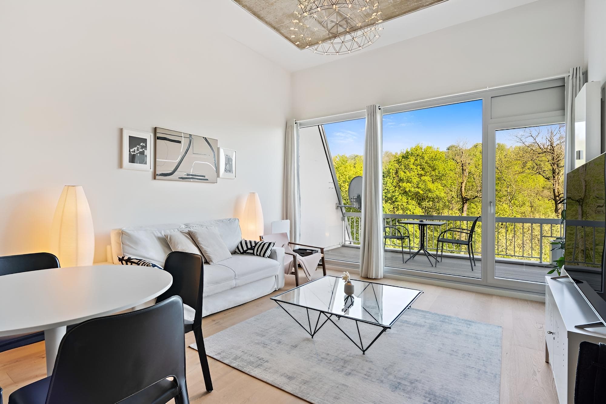 Elegant 1BR Apt: Balcony, Pool, Central Location