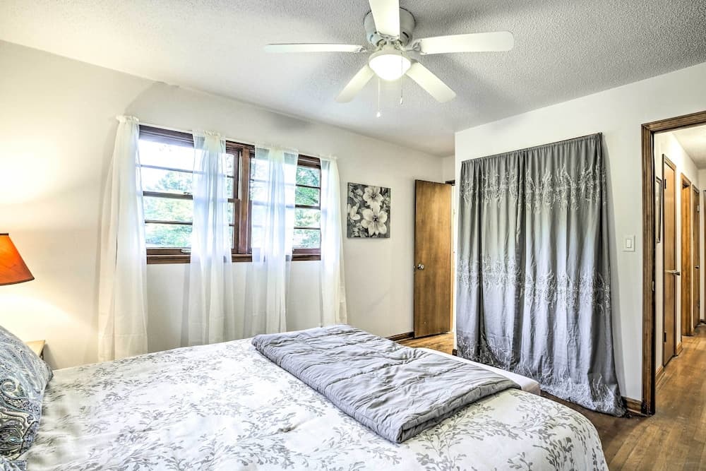 Acworth Retreat w/ Fireplace + Deck, 2 Mi to Lake!