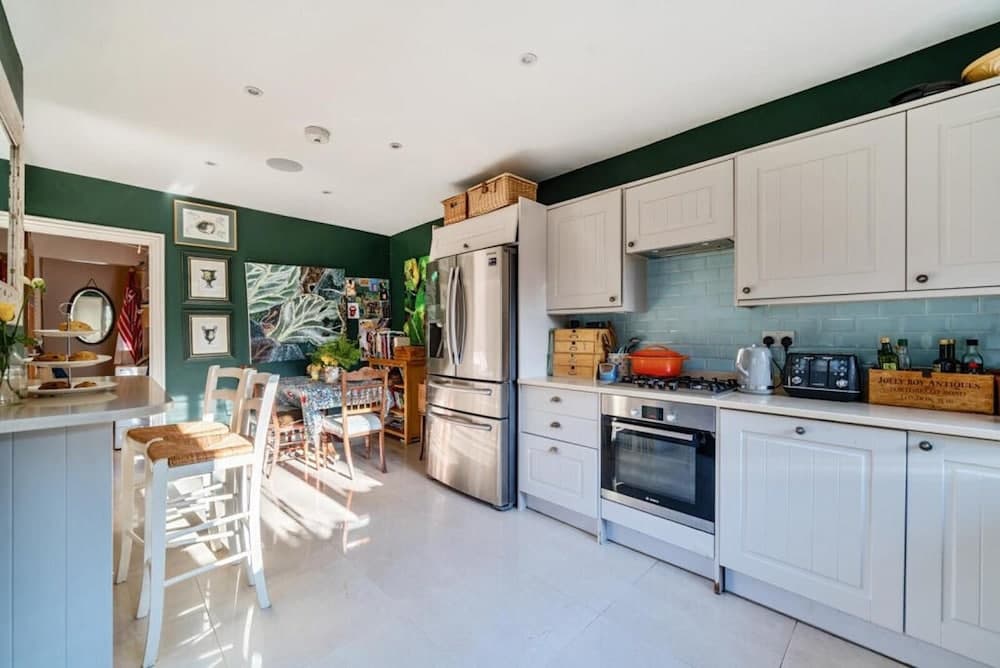 Cobham Home With Annex - Sleeps 6 - bbq & Fire pit