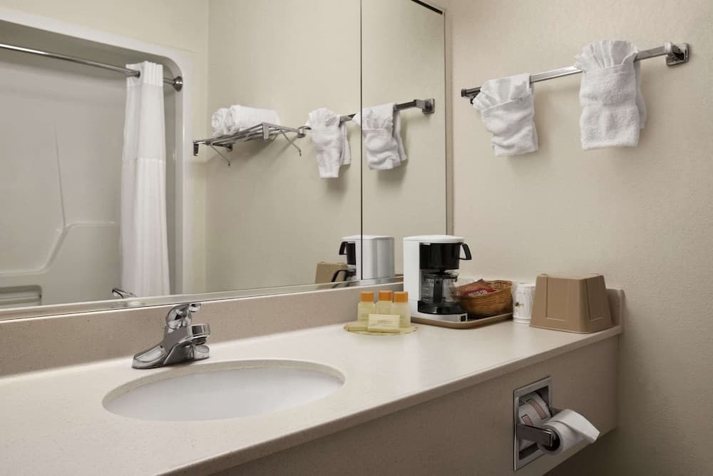 Days Inn & Suites by Wyndham Romeoville