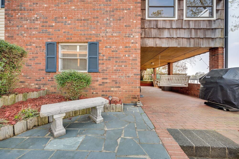Lakefront New London Home: Dock, Fire Pit + Views!