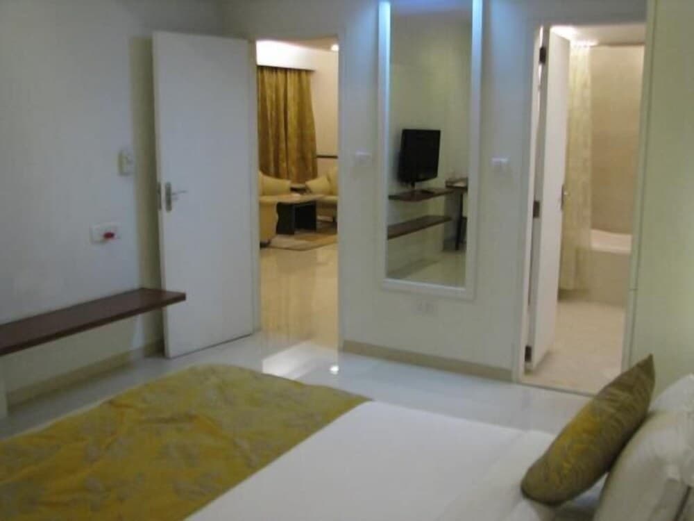 Vivanta Thane LBS Road