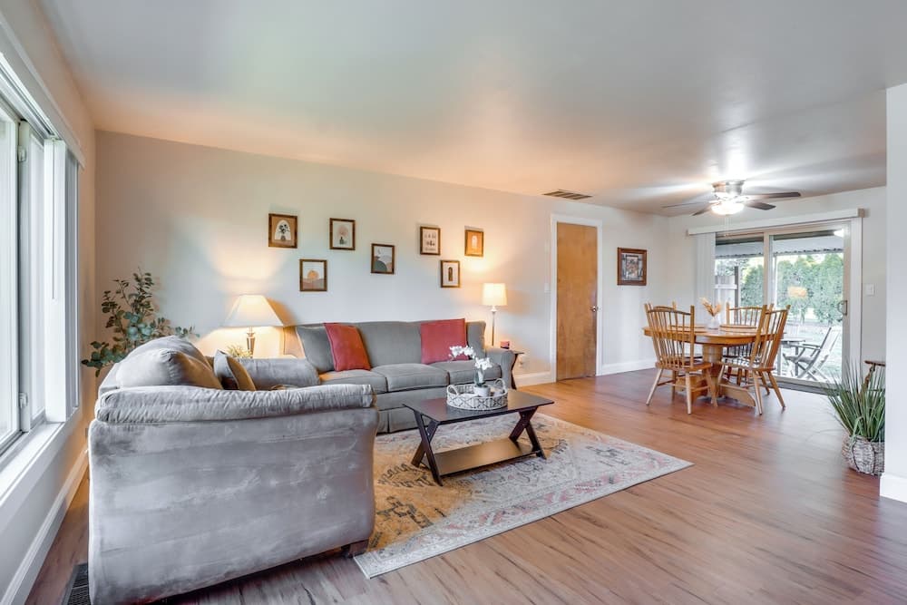 10 Mi to Portland: Greenway Neighborhood Home