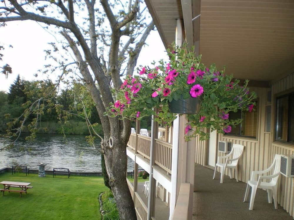 Campbell River Lodge by Riverside