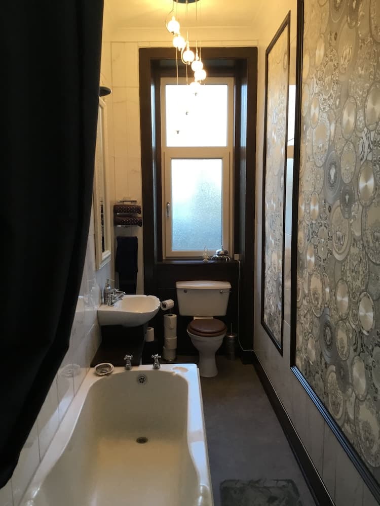 Two Bedroom Victorian Flat in the Centre of Port Glasgow Close to all Amenities