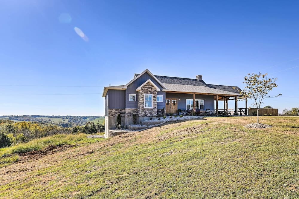 Chic Williamstown Retreat With Pool & Hot Tub!