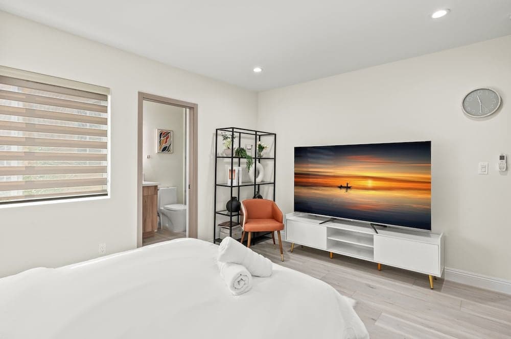 Modern New 3B Home Fully Stocked Cozy Sunlight