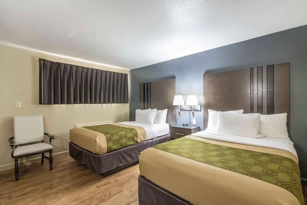 Econolodge Inn & Suites