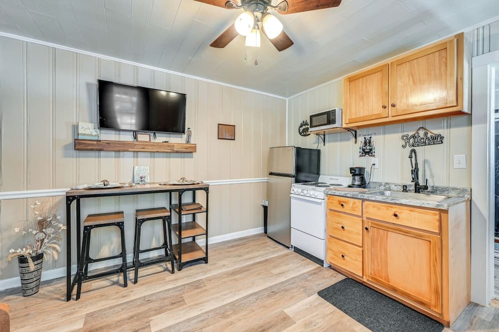 7 Mi to Mammoth Cave Nat'l Park: Cozy Apartment!
