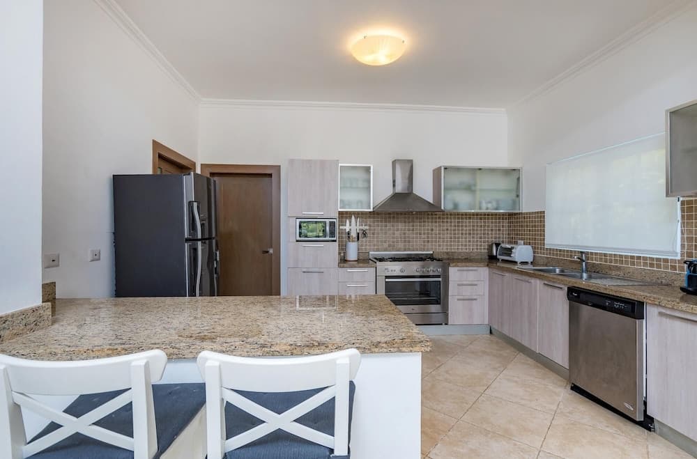 Beautiful 5-bdr 2 Levels Villa for Rent in Punta Cana - Golf Front With Pool Jacuzzi Maid