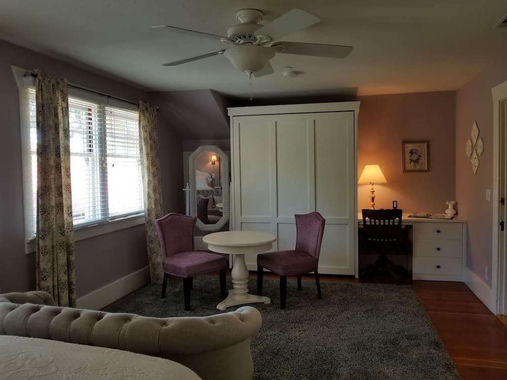 Hidden Oak Inn