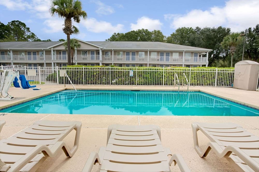 Travelodge Suites by Wyndham MacClenny/I-10