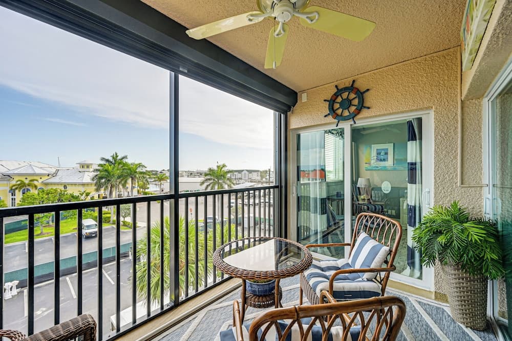Steps to Naples Bay & Tin City: Condo w/ Pool!
