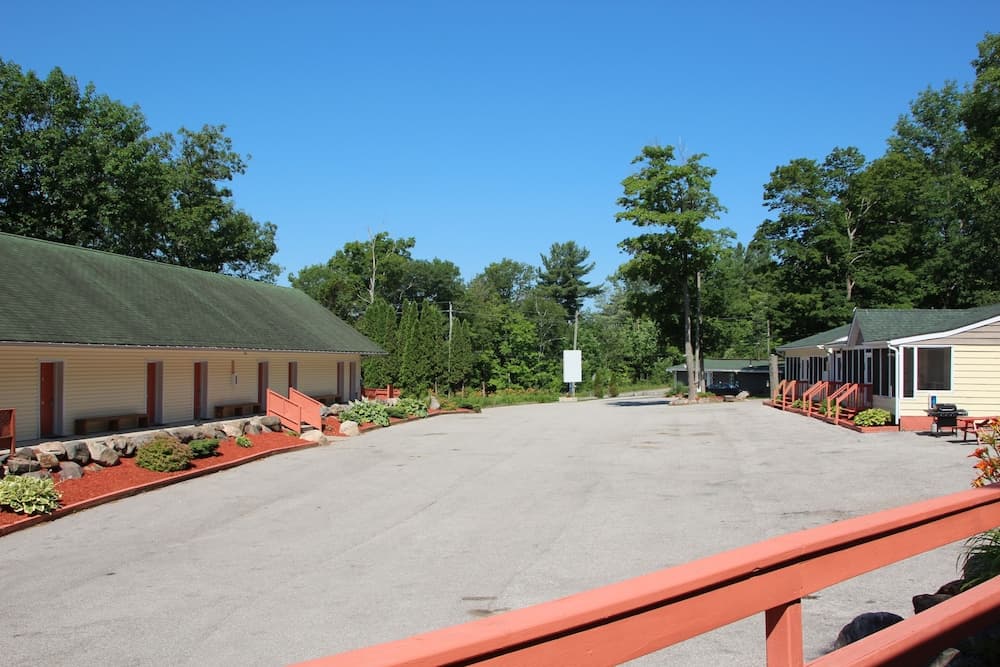 Crestwood Inn