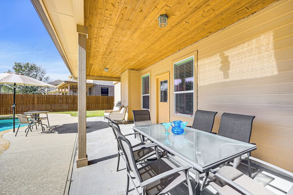 5 Mi to Randolph Afb: Spacious Cibolo Haven!