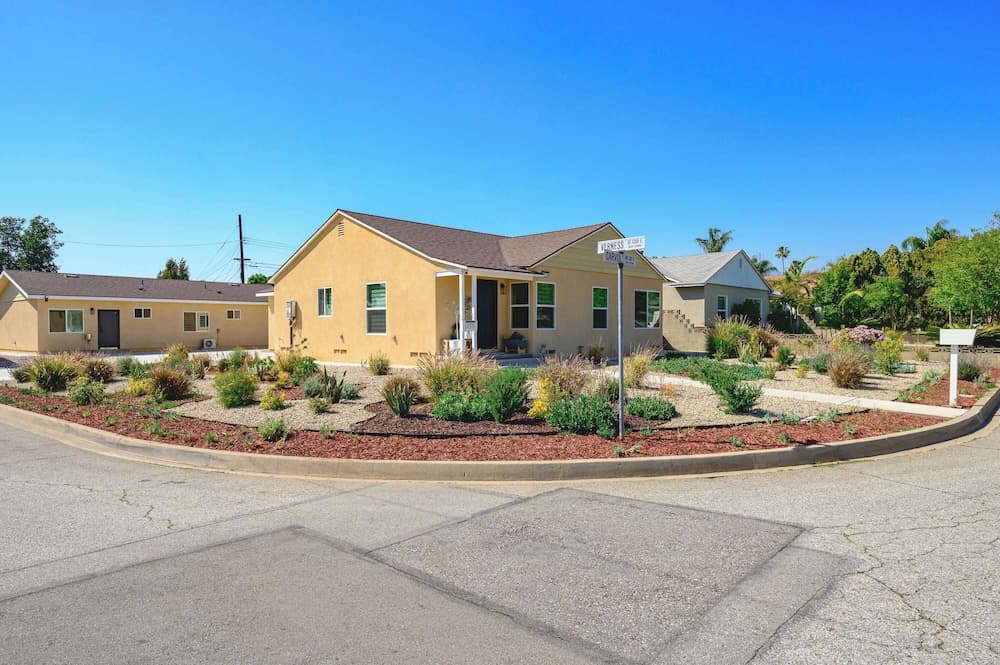 Modern New 3B Home Fully Stocked Cozy Sunlight