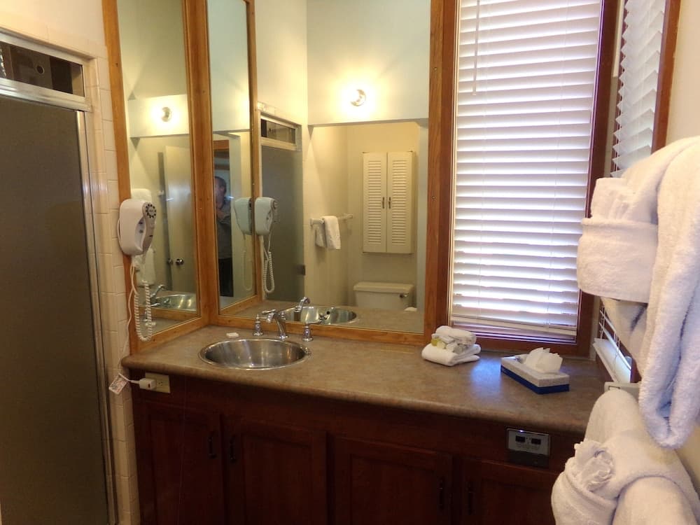 Tennis Townhome 2 Bed 2.5 Bath