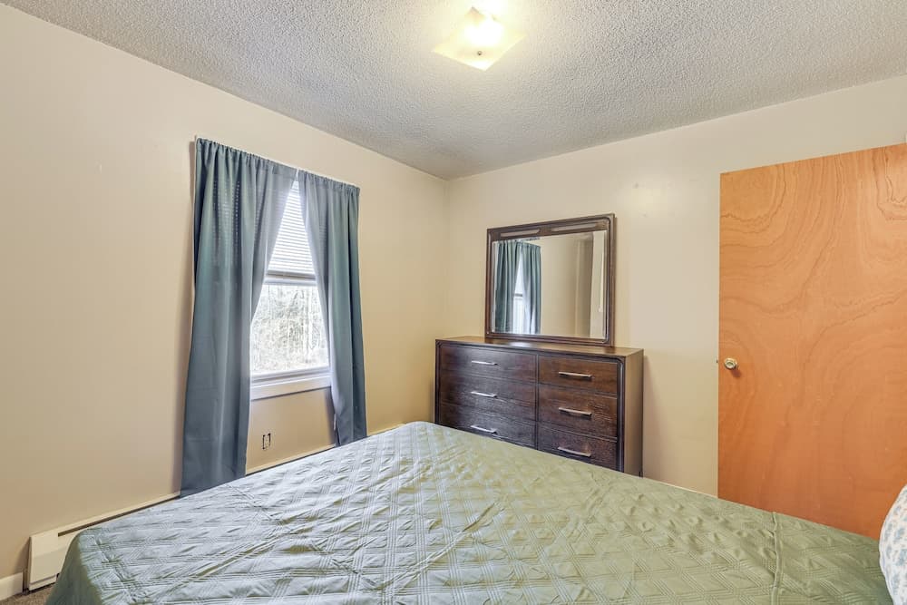 Pool, Deck & Grill: Spacious Apt in Naugatuck!