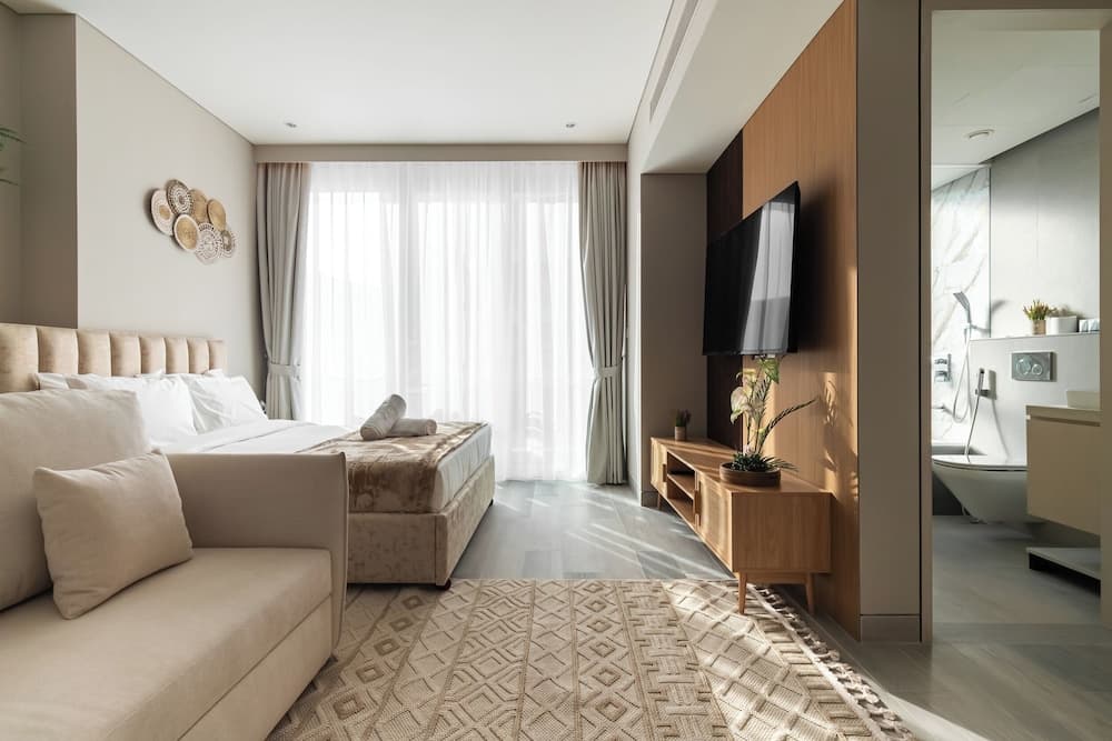 SIMPLY COMFORT  Bright Apartments Steps from Marina Walk