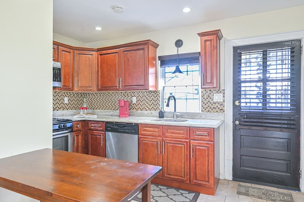 Charming Valley Stream Home: 24 Mi to Central Park