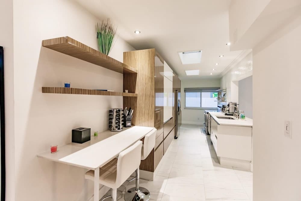 Stylish Aventura Home With Pool on Intercostal