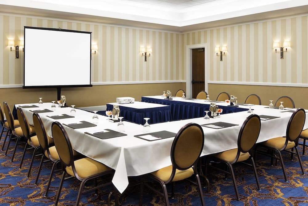 Sheraton Milwaukee Brookfield Hotel
