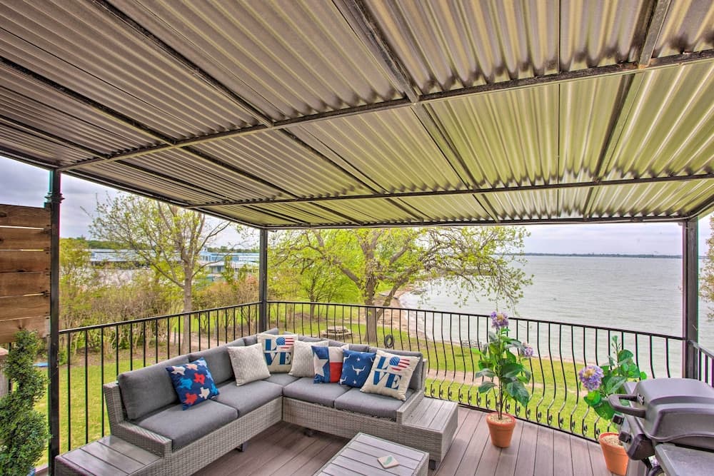 7 Mi to Winery: Lakefront Rockwall Home w/ Deck
