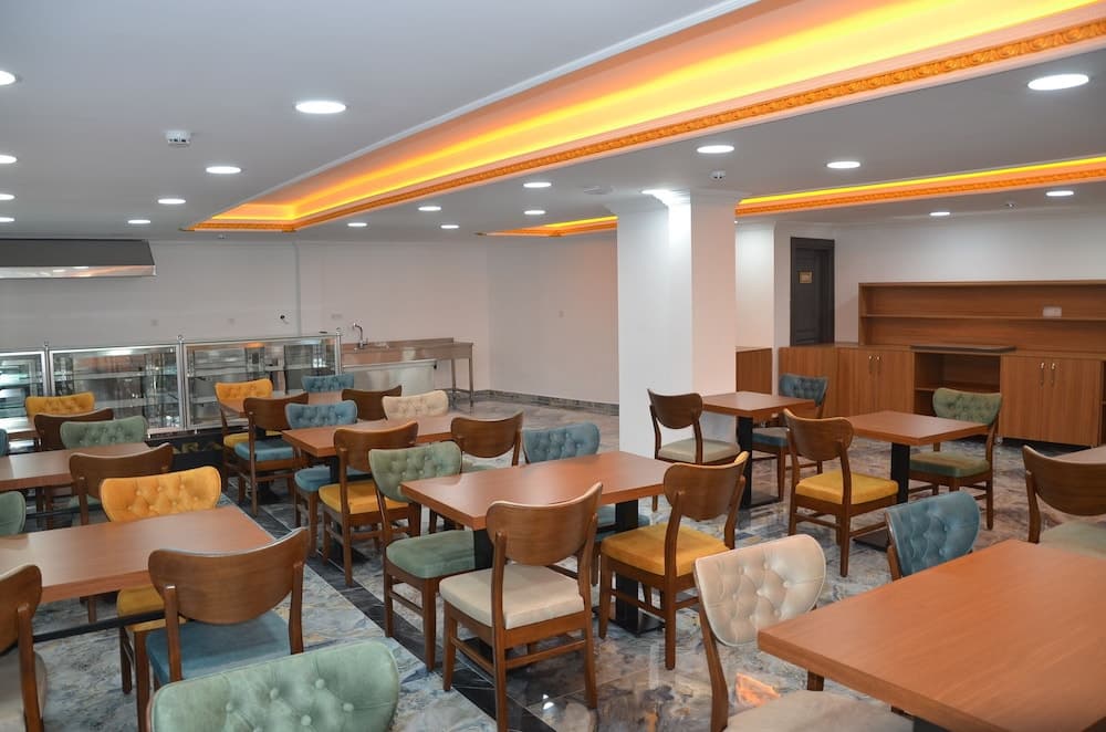Piyes Otel