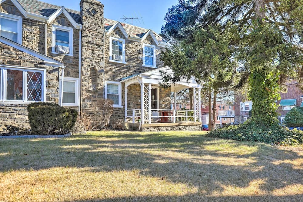 Yeadon Townhome w/ Porch, 7 Mi to Center City