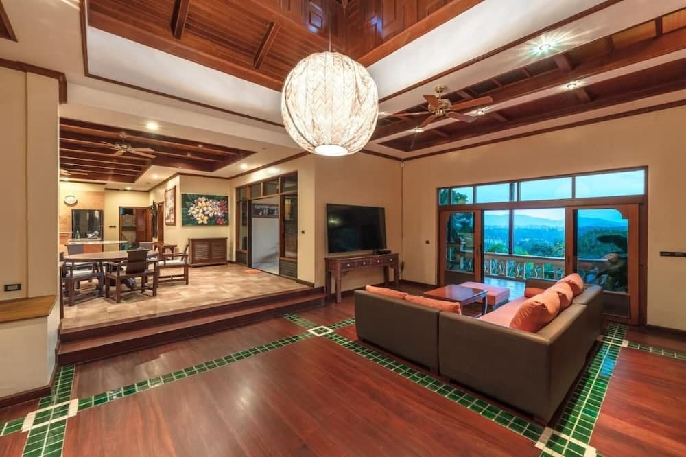 6BR Luxury Retreat in Layan Phuket V159