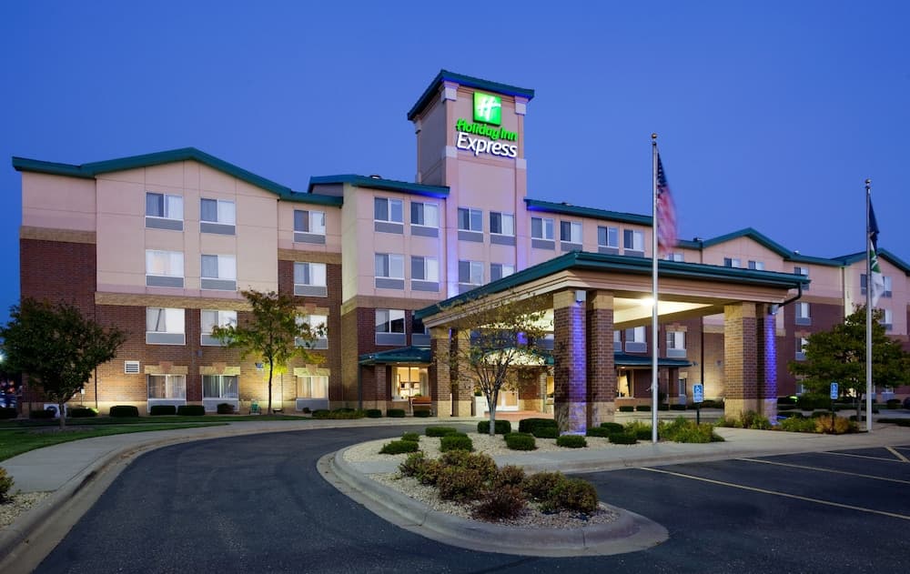 Holiday Inn Express & Suites Vadnais Heights by IHG