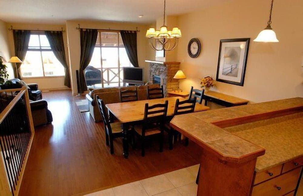 Sullivan Stone Lodge by Rocky Now