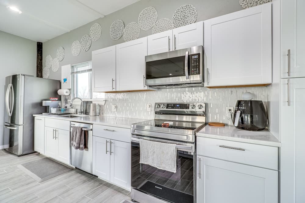 Modern Farmhouse in Del Valle: Rural Setting!