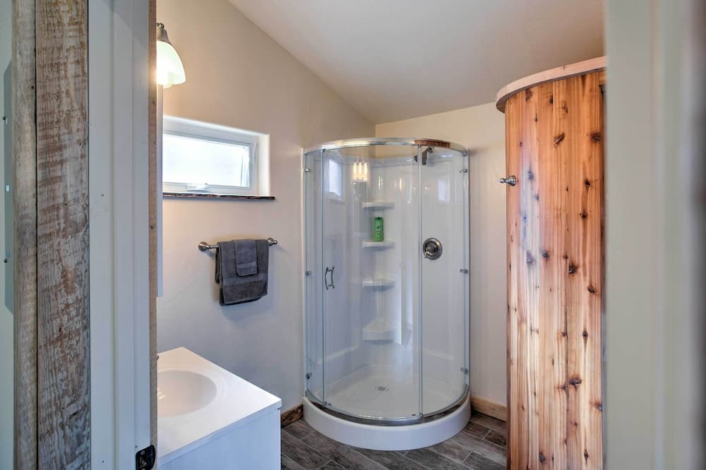 Mancos Cabin Rental on 80 Acres w/ Mountain View!