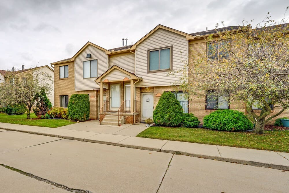 Cozy Clinton Township Condo: 3 Mi to Anchor Bay!