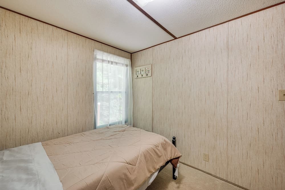 3 Mi to Badin Lake: Quiet New London Retreat