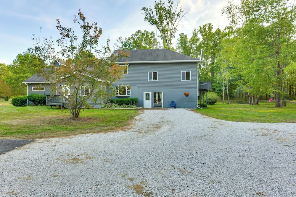Large Yard w/ Pond: Family Retreat in New Albany!