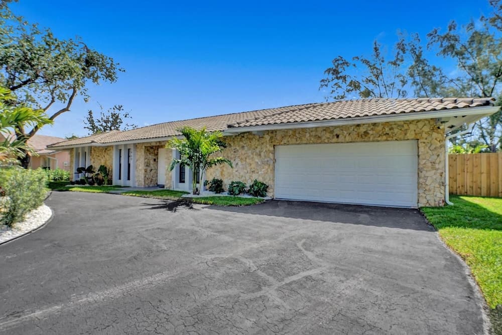 7 Br Home with Pool Gameroom & Soccer