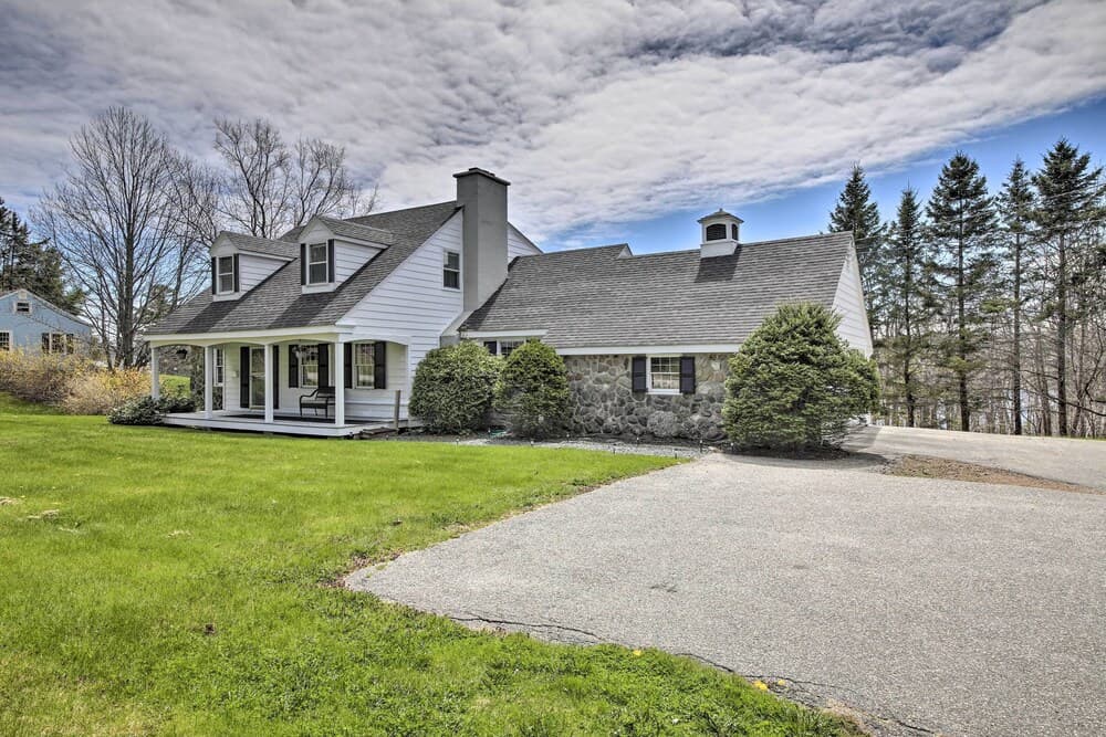 Cozy Colonial Home w/ Bay Access & Water View