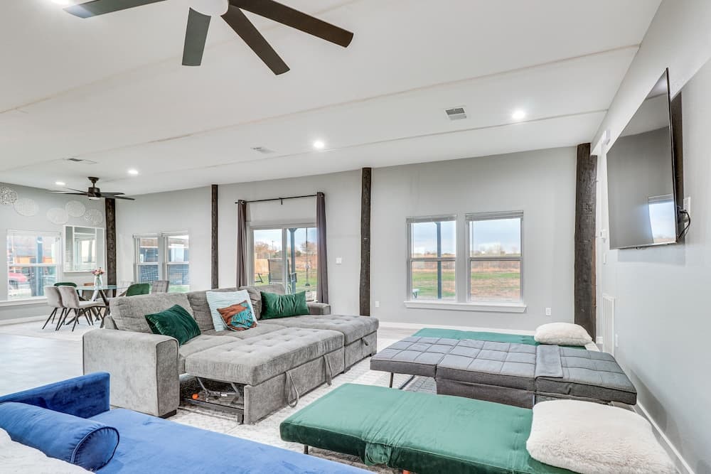 Modern Farmhouse in Del Valle: Rural Setting!