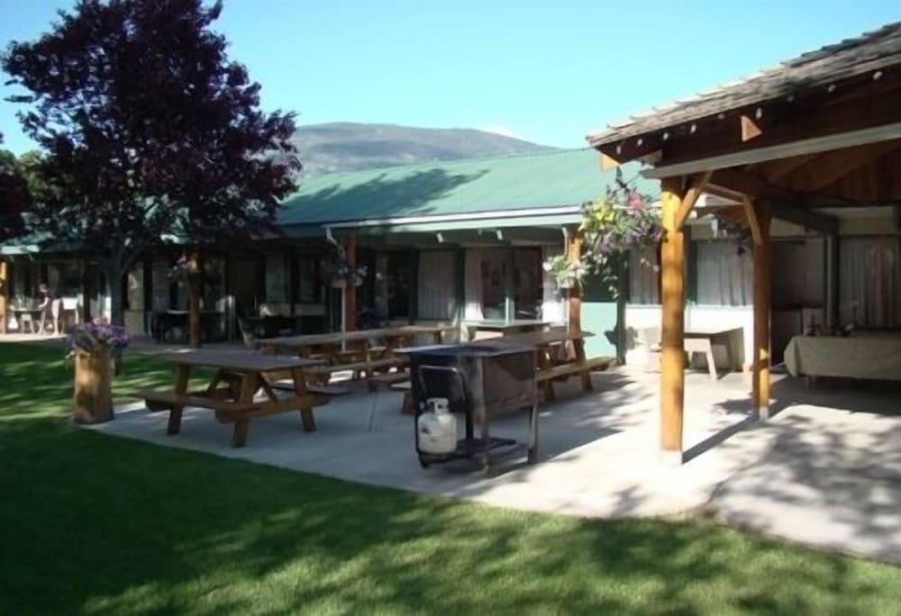 The Lakeside Resort