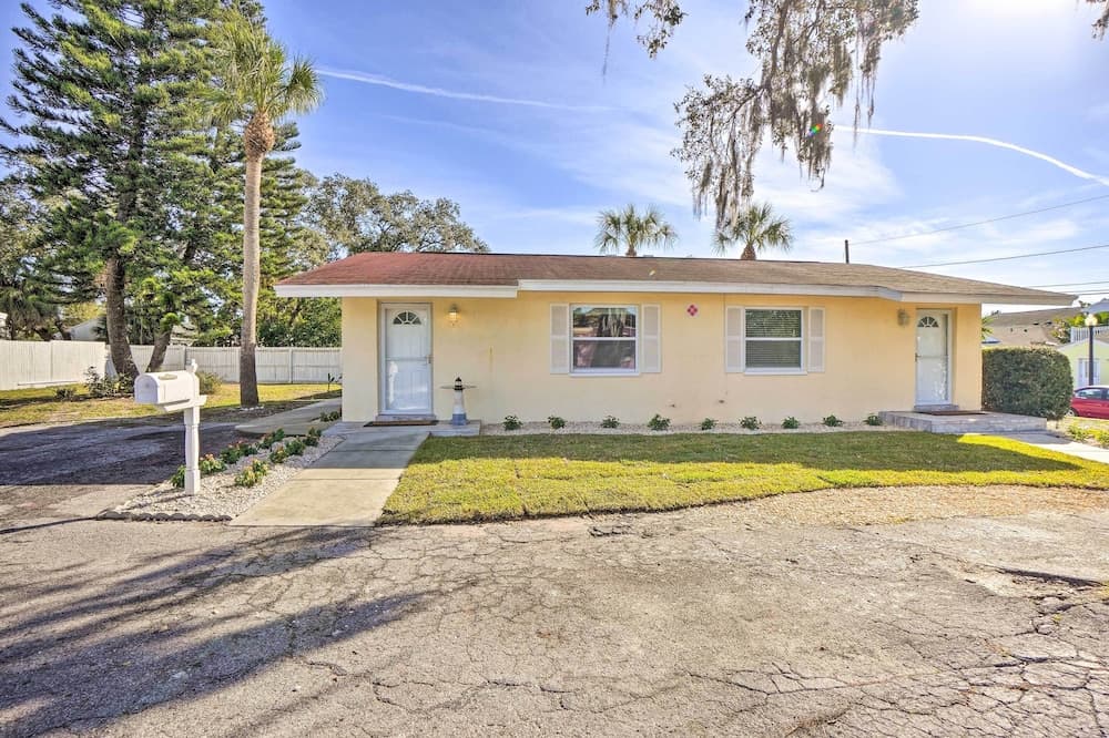 Pet-friendly Dunedin Townhome w/ Private Yard