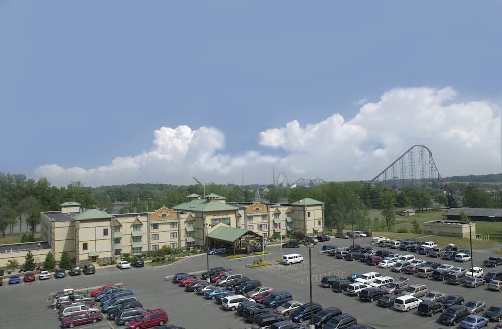 Darien Lake Lodge on the Lake