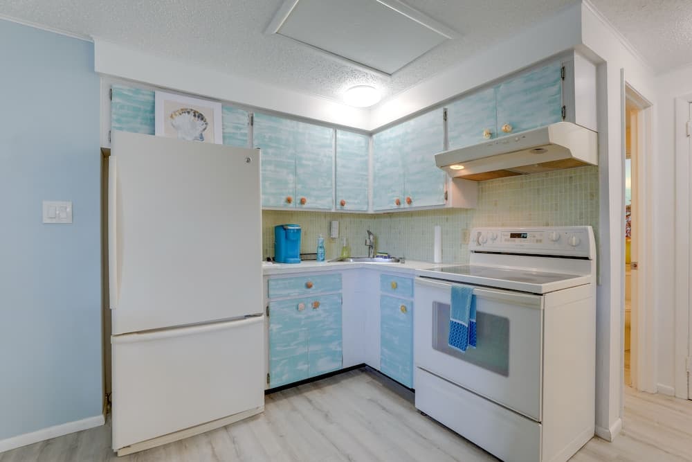 Englewood Apartment w/ Shared Pool: 1 Mi to Beach