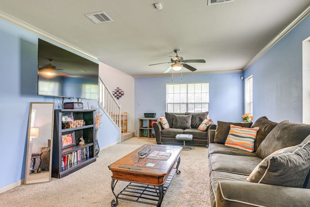 Trampoline & Grill: Family-friendly Dickinson Home